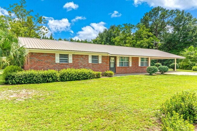 Building Photo - Charming brick home ready for move in!