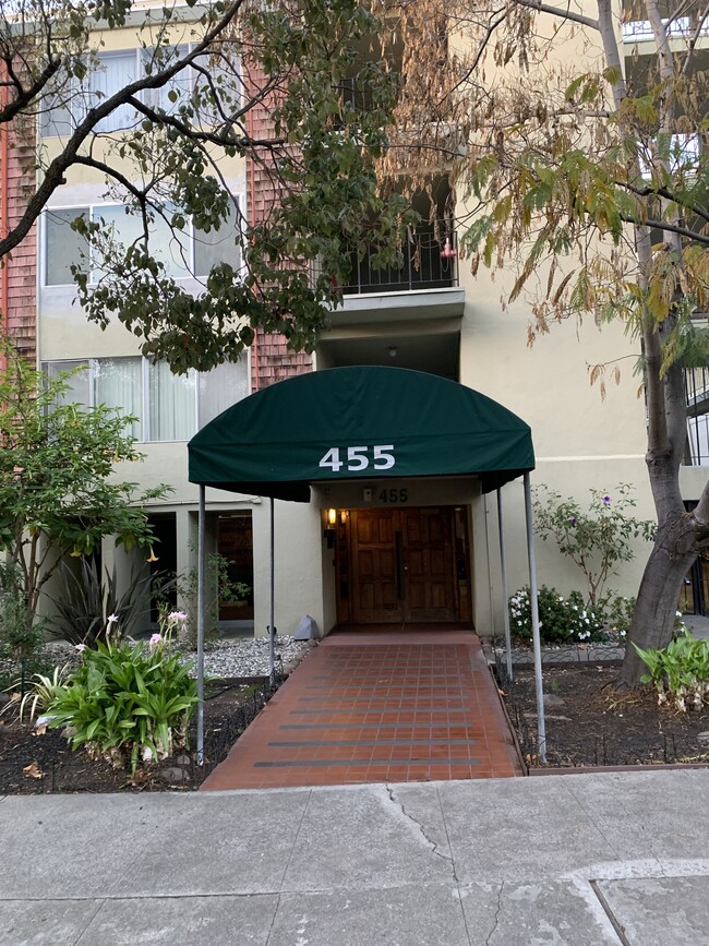 Building Photo - 455 Crescent St