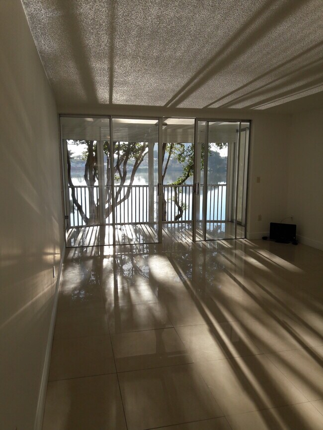 Vista de la sala de estar - 1670 NE 191st St