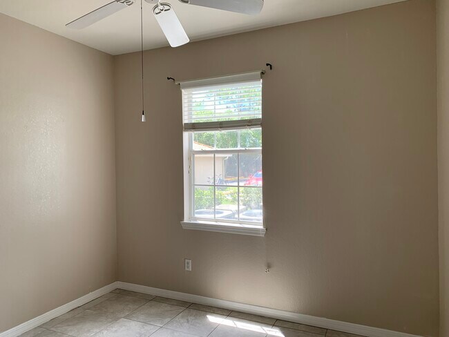 Foto del edificio - 5683 Star Rush Dr