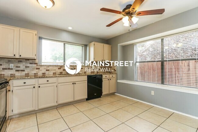 Building Photo - 3 Bedroom Pet-Friendly Home in Fort Worth, TX with Main Street Renewal