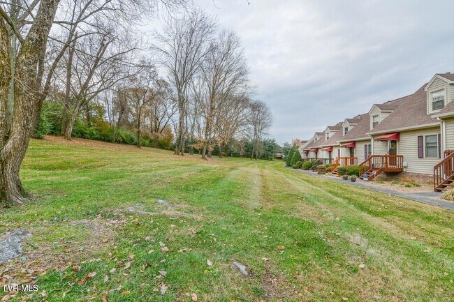 Building Photo - 2503 E Lakeview Dr