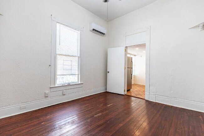 Foto del edificio - 426 W Woodlawn Ave