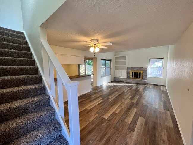 Building Photo - Cute, Clean 3 Bed Townhome!