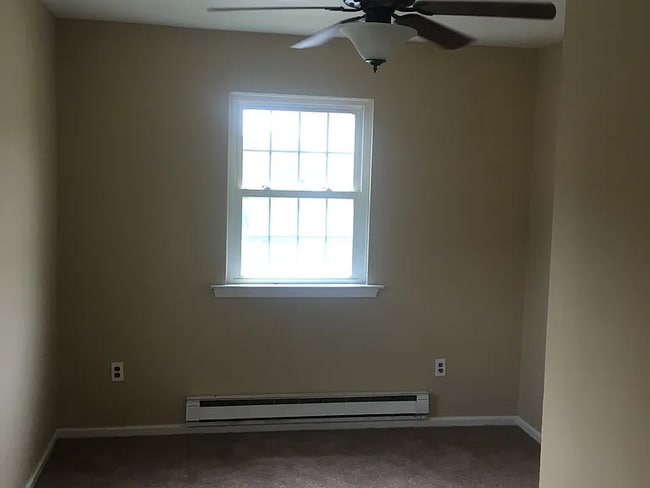 Building Photo - Spacious 4-bedroom, 1.5-bath townhome