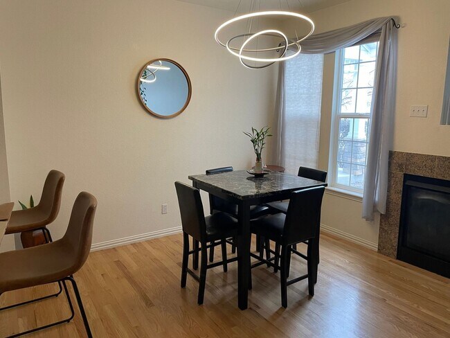 Building Photo - Charming 2BR/2.5Bath Townhome in Lowry!