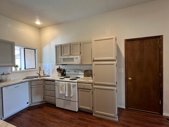 Foto del edificio - 4306 N Ella Rd