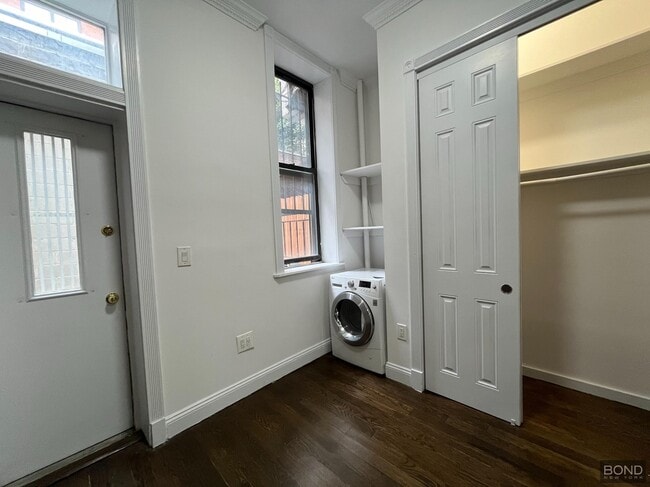 Building Photo - 307 Mott St