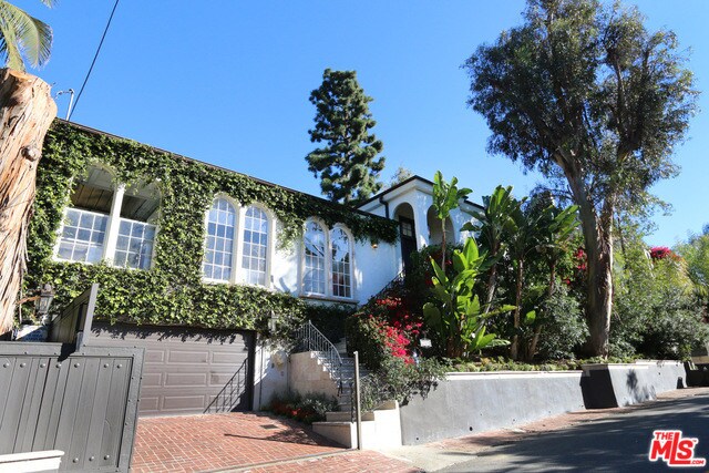 Building Photo - 2806 Nichols Canyon Rd