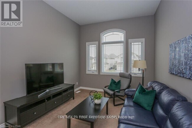 Photo du bâtiment - 950 Oakcrossing Rd