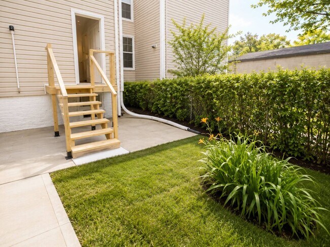 Building Photo - 72-45 60th Ln