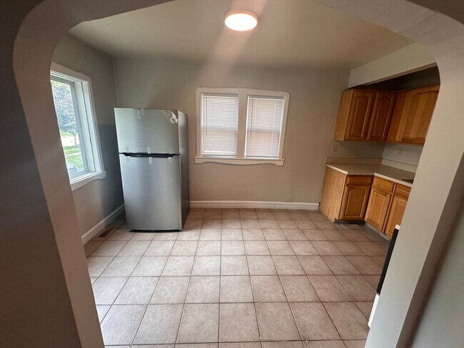 Building Photo - $900 - 2 bed 1 bath - Single Family Home