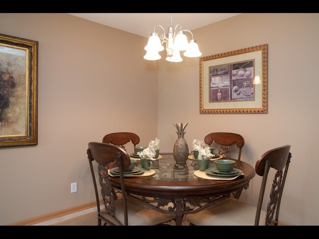 Dining - 4903 Queen Ridge Ave