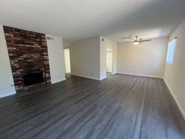 Foto del edificio - MOVE-IN READY 2+1.5 w/pool + spa, parking ...
