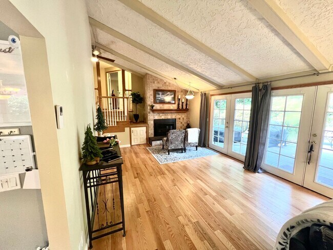 Foto del edificio - Gorgeous Home w/Lots of Extras- Avail 10/3