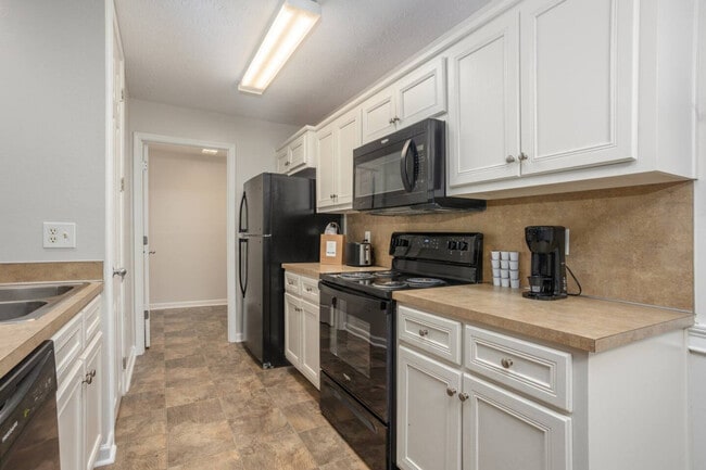Building Photo - 220 N Oakley Dr