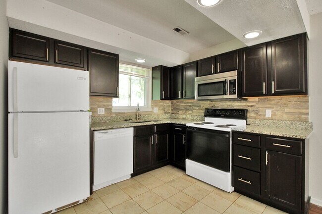 Building Photo - 3918-3920-3920 S Rock Quarry Rd