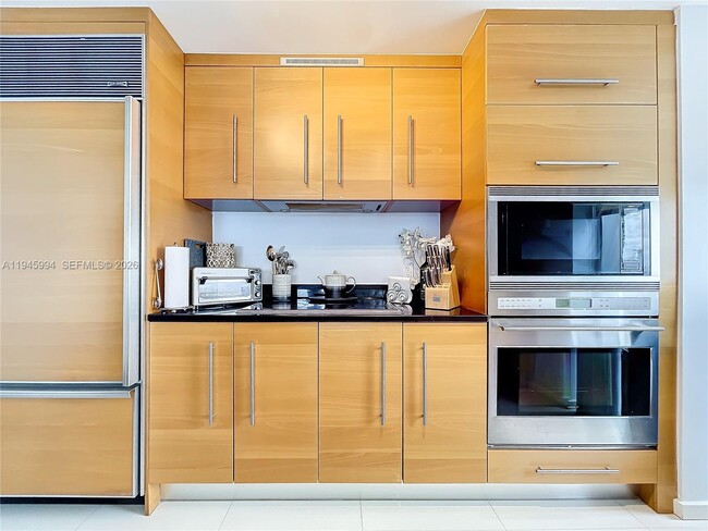 Building Photo - 475 Brickell Ave