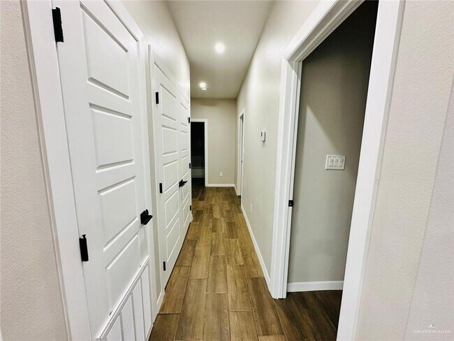 Building Photo - 102 Yosemite Dr