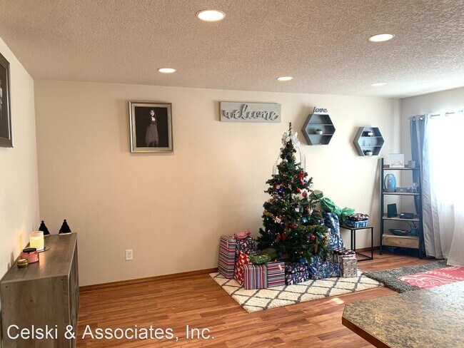 Building Photo - 3 br, 2.5 bath House - 100 South Dawes St. #C