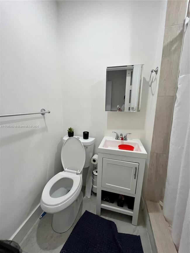 Building Photo - 2 bedroom in Miami FL 33150