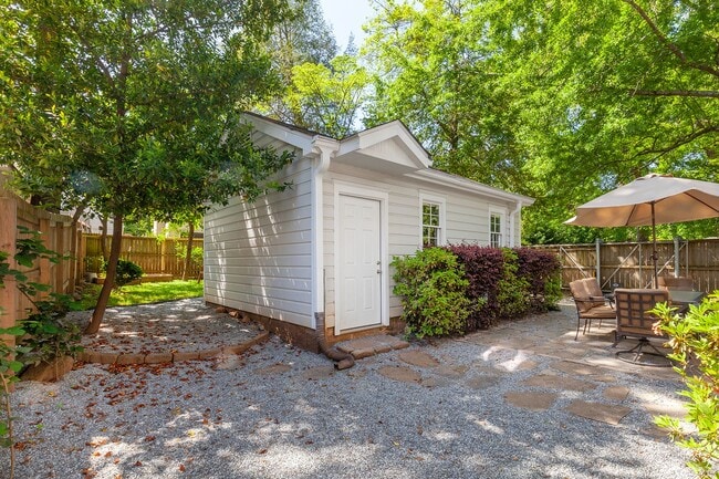 Building Photo - Gorgeous 4/3 w/ Large Fenced in Backyard, ...