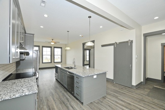 Building Photo - Exclusive rental apartment in Stonegate