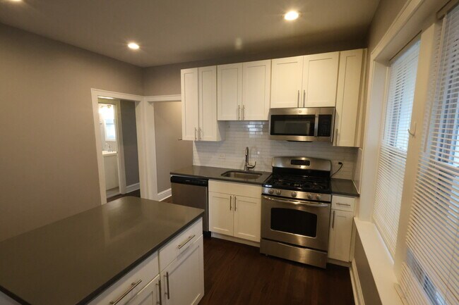 Building Photo - 5653 N Talman Ave