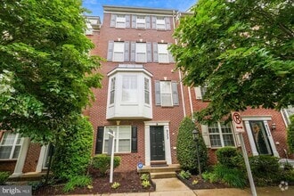 Building Photo - 533 Girard St