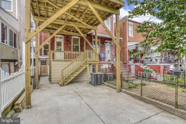Building Photo - 631 Savage St