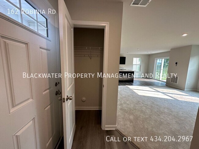 Building Photo - 162 Robinia Rd