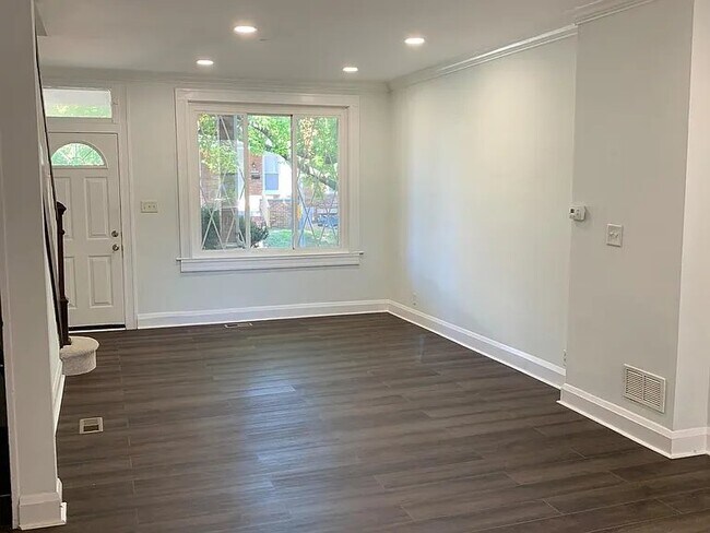 Foto del edificio - 2809 Mayfield Ave