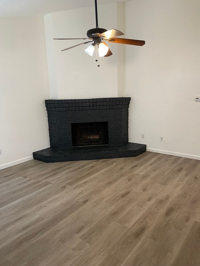 Chimenea/Sala de estar - 412 Greenlawn Blvd