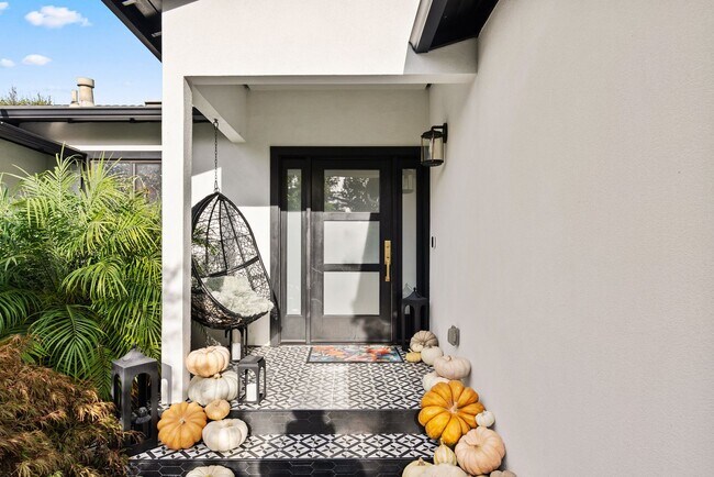 Foto del edificio - Designer 4BR Retreat with Pool, Indoor-Outdoor Living, and Prime Menlo Park Location