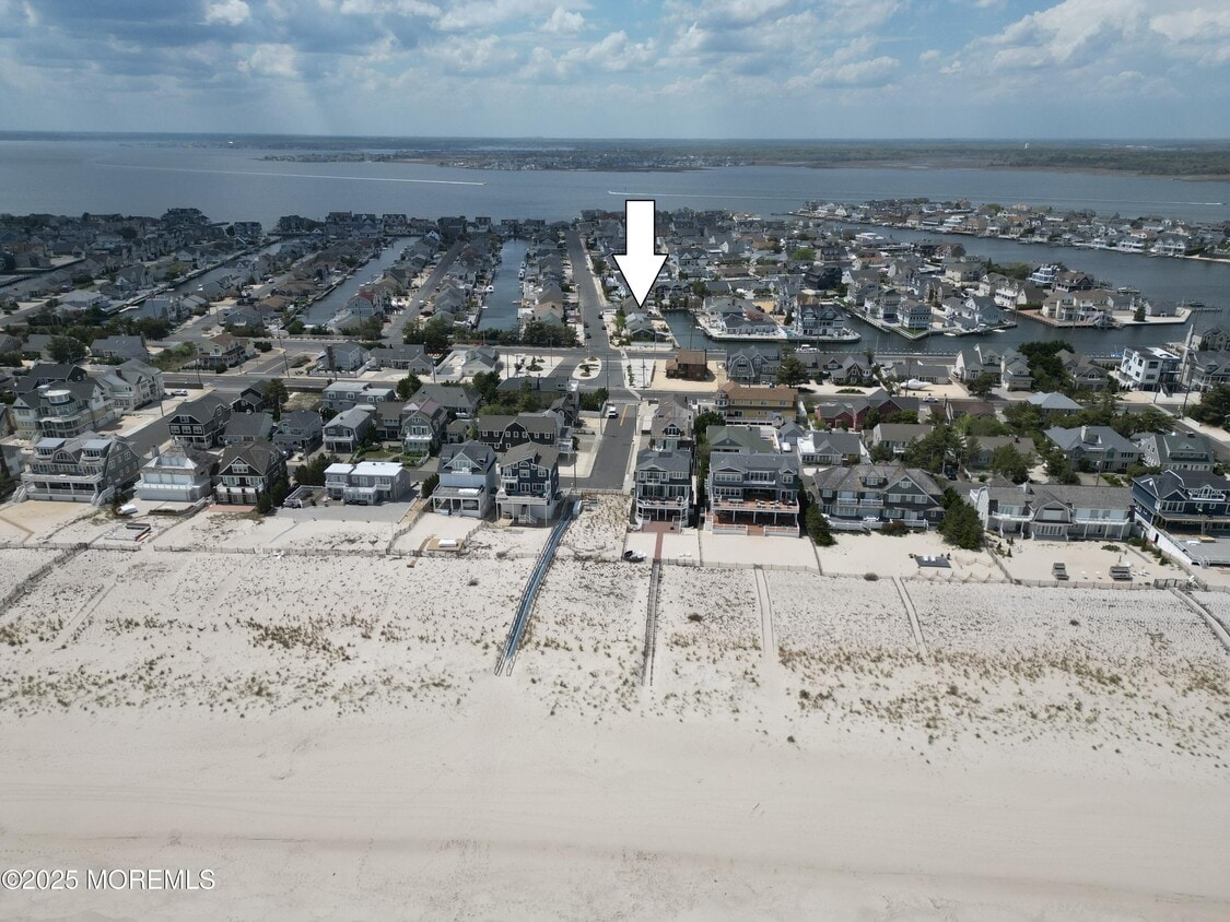 Primary Photo - 300 Bay Ln