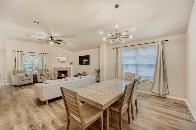 Foto del edificio - 1311 Melissa Oaks Ln