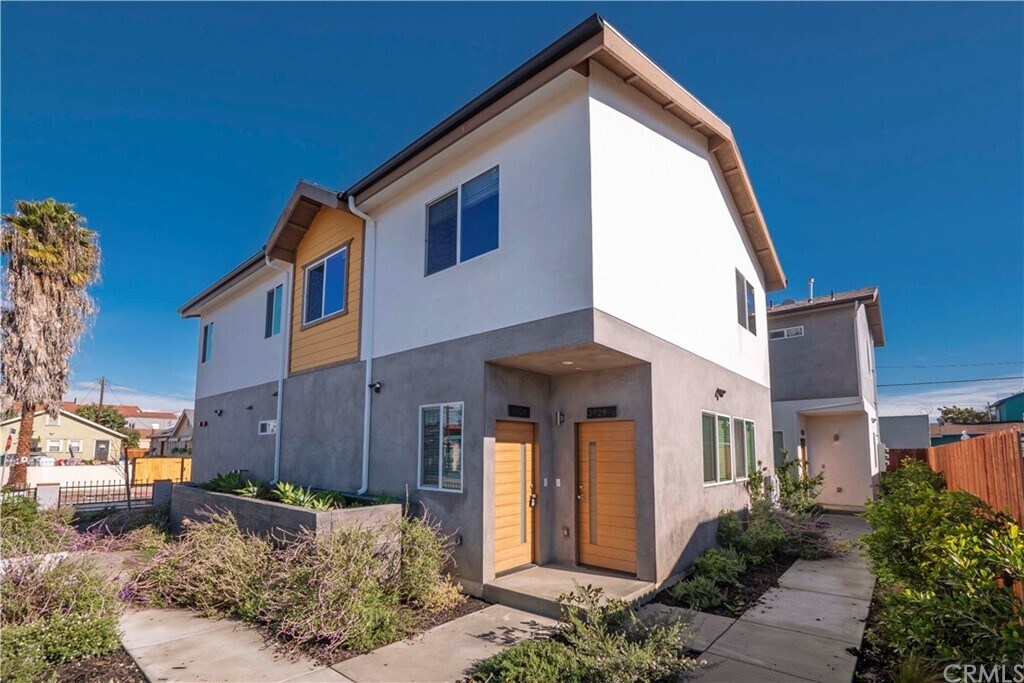 PUERTA PRINCIPAL - 3928 S Normandie Ave