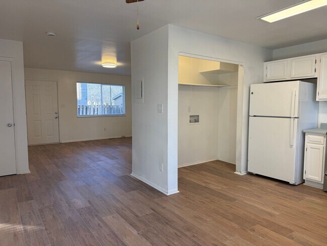 Foto del edificio - Ground Level - 2 Bed, 1 Bath Townhouse!!!