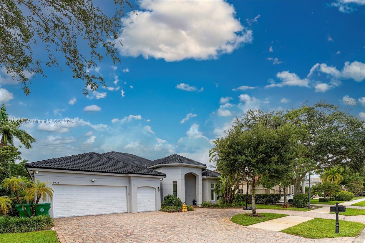 Primary Photo - 4023 W Lake Estates Dr