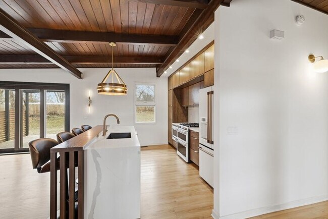 Building Photo - Mid-Century Modern!! 3 Bedroom, 2 Bathroom Home in Des Moines!