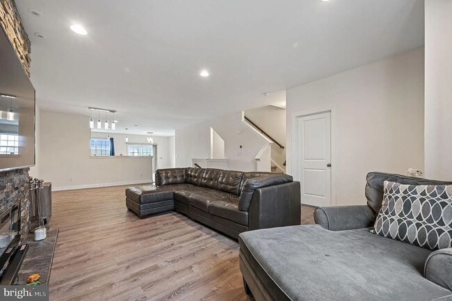 Building Photo - Spacious 3BR 3.5 Bath Townhome (Pet Friend...