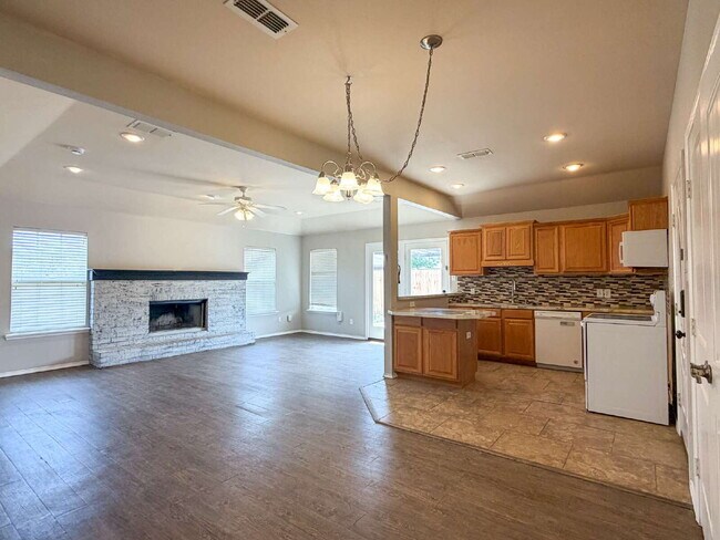 Foto del edificio - 3 Bedroom 2 Bath Located in Cooper District!