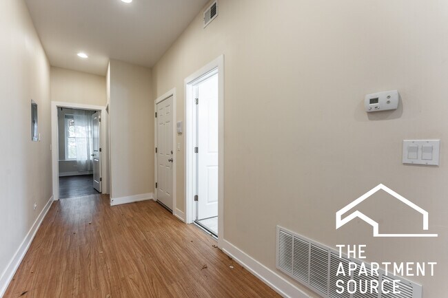 Foto del edificio - 4750 N Kenneth Ave