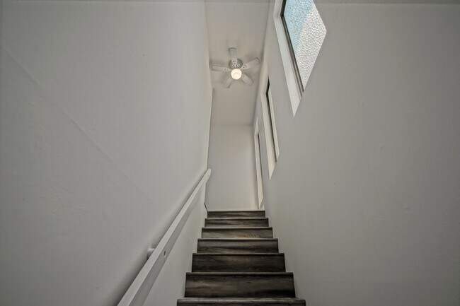 Building Photo - 204 Rosecrans Pl