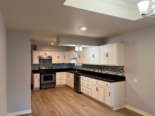 Building Photo - 9 Las Flores Dr