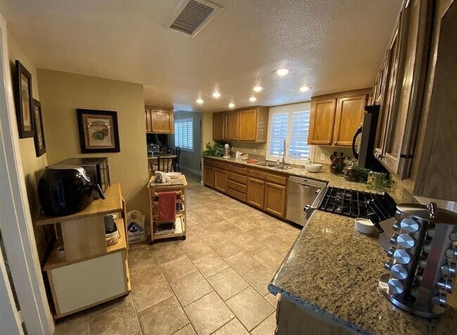 Building Photo - 9209 Lakeview Terrace