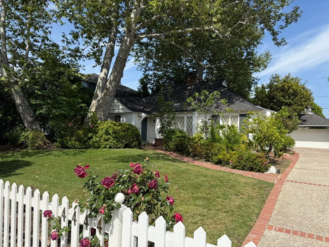 Primary Photo - Charming Country English Home