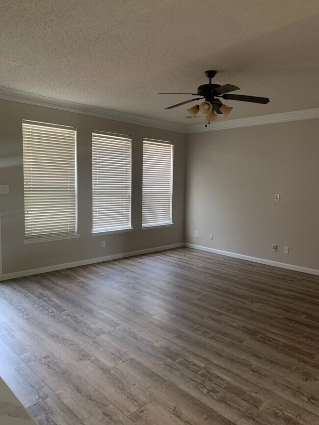 Foto del edificio - 2000 Camelot Dr