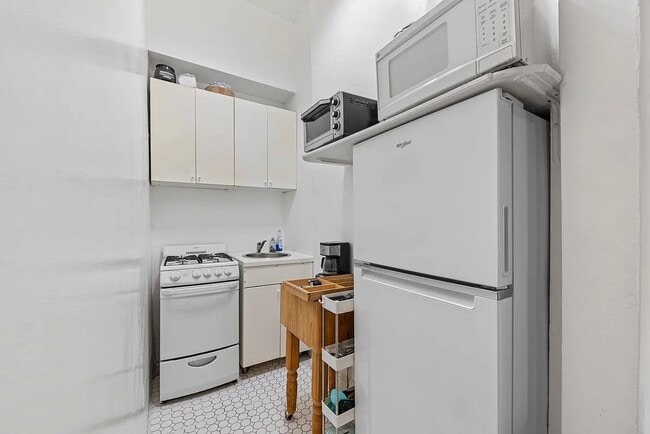 Building Photo - 51 W 88th St