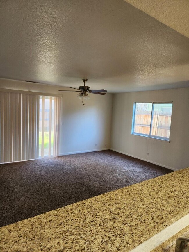 Foto del edificio - Lovely 2 Bedrooms 1.5 Bathrooms townhouse